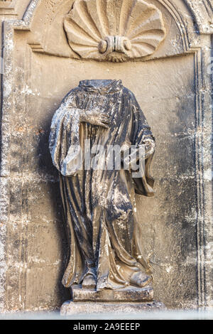 Una testa di statua che si trova nella città vecchia di monopoli, bari, puglia, Italia, Foto Stock