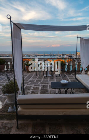 Atteggiamento verso la vita in Italia - vista circa il porto di Otranto Foto Stock