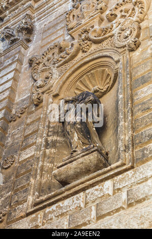 Una testa di statua che si trova nella città vecchia di monopoli, bari, puglia, Italia, Foto Stock