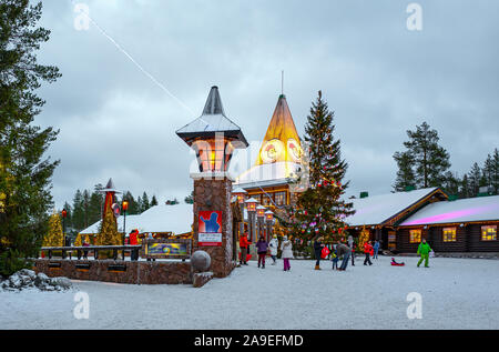 Rovaniemi, Finlandia - 29 Novembre 2018: La linea luminosa che indica il passaggio dell'artic cerchio polare nel villaggio di Babbo Natale e il Parco Foto Stock