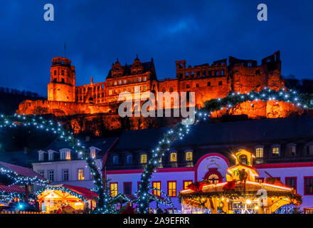 Mercatino di Natale in Piazza Karlsplatz nella città vecchia di Heidelberg, con il castello di Heidelberg, Heidelberg, Baden-Wuerttemberg, Germania, Europa Foto Stock