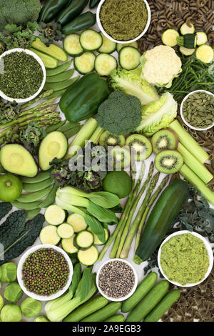 Vegan salute dieta alimentare concetto con pianta verde basato su alimenti di frutta e verdure, erbe, semi, legumi, salse e pasta. Foto Stock