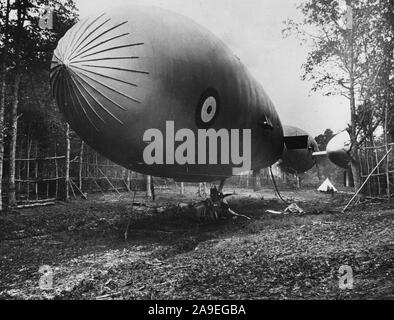 1918 o 1919 - British dirigibiles al loro posto barca fuori stations.appena prima del volo Foto Stock