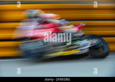 Macao, Cina. Xv Nov, 2019. Un cavaliere compete durante il motociclo qualifica 2 round a 66° Macau Grand Prix di Macau, Cina del sud, nov. 15, 2019. Credito: Cheong Kam Ka/Xinhua/Alamy Live News Foto Stock