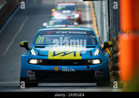 Macao, Cina. Xv Nov, 2019. Andy Priaulx di Bretagna compete durante la FIA WTCR gara al 66° Macau Grand Prix di Macau, Cina del sud, nov. 15, 2019. Credito: Cheong Kam Ka/Xinhua/Alamy Live News Foto Stock