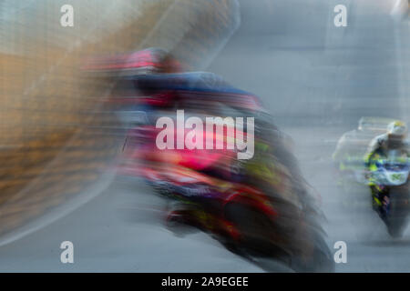 Macao, Cina. Xv Nov, 2019. Un cavaliere compete durante il motociclo qualifica 2 round a 66° Macau Grand Prix di Macau, Cina del sud, nov. 15, 2019. Credito: Cheong Kam Ka/Xinhua/Alamy Live News Foto Stock