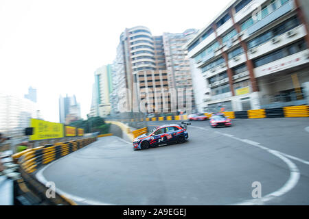 Macao, Cina. Xv Nov, 2019. Gareggiano i piloti durante le qualifiche della FIA WTCR gara al 66° Macau Grand Prix di Macau, Cina del sud, nov. 15, 2019. Credito: Cheong Kam Ka/Xinhua/Alamy Live News Foto Stock