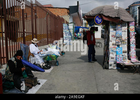 La Paz in Bolivia. Xiv Nov, 2019. Una persona che legge i giornali. Morales, che aveva governato il paese andino dal 2006 come primo presidente indigeno, ha rassegnato le dimissioni il Domenica, 10 novembre 2019, solo tre settimane dopo la sua controversa rielezione, anche sotto la pressione dei militari e di polizia. Credito: Gaston Brito/dpa/Alamy Live News Foto Stock