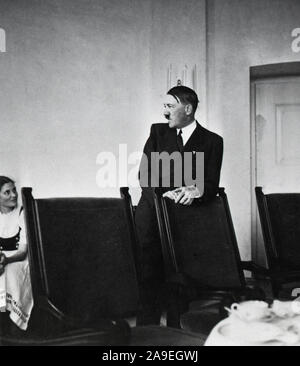 Eva Braun Collection (osam) - Adolf Hitler vestito con una tuta di business ca. fine del 1930 o all'inizio del 1940 Foto Stock