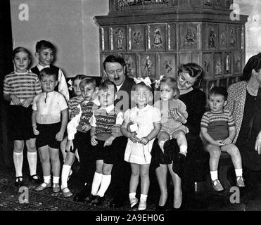 Eva Braun Collection (osam) - Didascalia originale: Bormanns und Speers - Kinder wünschen ein Gutes 1940 / Bormann e Speer - Bambini auguro un felice 1940 - Adolf Hitler con il gruppo di bambini Foto Stock