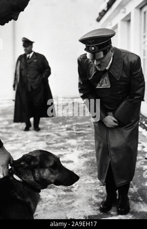 Eva Braun Collection (osam) - Adolf Hitler saluto un cane ca. fine del 1930 o all'inizio del 1940 Foto Stock