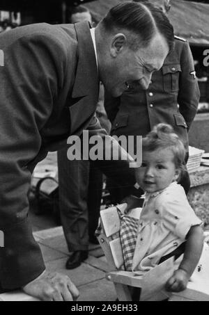 Eva Braun Collection (osam) - Adolf Hitler e una bambina di nome Uschi Schneider ca. fine del 1930 o all'inizio del 1940 (Adolf Hitler e Urslula Schneider) Foto Stock