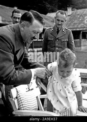 Eva Braun Collection (osam) - Adolf Hitler e una bambina di nome Uschi Schneider ca. fine del 1930 o all'inizio del 1940 (Adolf Hitler e Urslula Schneider) Foto Stock