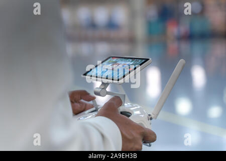 Drone fotocamera di rilevazione operatore su una smart factory utilizzando internet delle cose Foto Stock