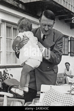 Eva Braun Collection (osam) - Adolf Hitler e una bambina di nome Uschi Schneider ca. fine del 1930 o all'inizio del 1940 (Adolf Hitler e Urslula Schneider) Foto Stock