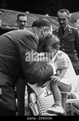 Eva Braun Collection (osam) - Adolf Hitler e una bambina di nome Uschi Schneider ca. fine del 1930 o all'inizio del 1940 (Adolf Hitler e Urslula Schneider) Foto Stock