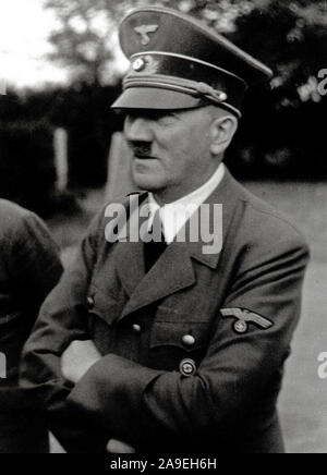 Eva Braun Collection (devet) - Adolf Hitler in piedi all'aperto ca. fine del 1930 o all'inizio del 1940 Foto Stock
