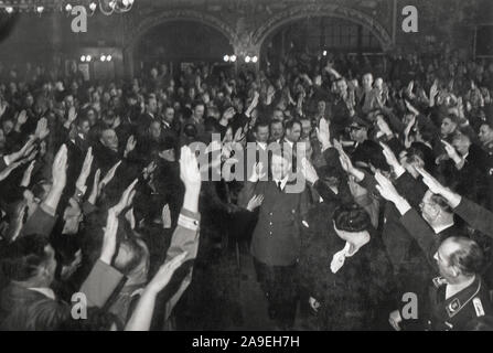 Eva Braun Collection (devet) - Adolf Hitler a festa per celebrare la fondazione del partito nazista ca. Febbraio 1941 Foto Stock