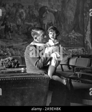 Eva Braun Collection (dvanaest) - Adolf Hitler con bambina (probabilmente Ursula Schneider) ca. fine del 1930 o all'inizio del 1940 Foto Stock