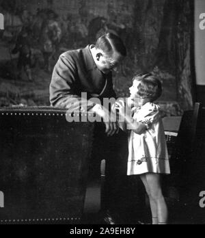 Eva Braun Collection (dvanaest) - Adolf Hitler con bambina (probabilmente Ursula Schneider) ca. fine del 1930 o all'inizio del 1940 Foto Stock