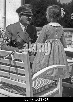 Eva Braun Collection (dvadvadaset) - Adolf Hitler con il giovane ragazza ca. fine degli anni trenta del novecento Foto Stock