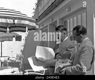 Eva Braun Collection (dvadvadaset) - Adolf Hitler la lettura ca. estate 1936 Foto Stock