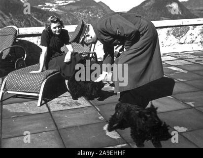 Eva Braun Collection (dvadvadaset) - Adolf Hitler petting Eva Braun la Scottish Terrier cani ca. fine del 1930 o all'inizio del 1940 Foto Stock