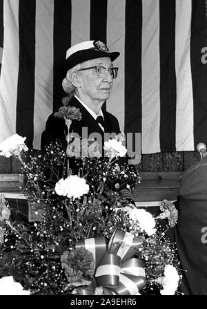 1983 - Capt. Grace Murray Hopper assiste ad una cerimonia che si svolge a dedicare un centro per la formazione informatica in suo nome a Brewster Academy. Foto Stock