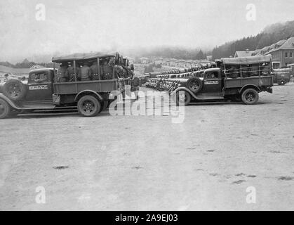 Una flotta di Dodge 1-1/2 ton 4x4 camion Cargo dal 38th fanteria Service Company, terza divisione di fanteria (Divisione Marine), Camp verde, North Carolina, caricato con i soldati, raccogliere sulla parata a terra presso il Presidio di San Francisco. Foto Stock