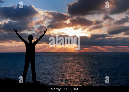 Silhouette di un uomo a mare Foto Stock