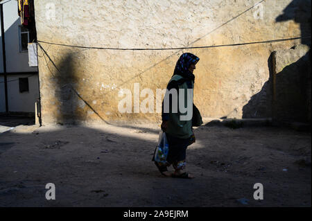 Donna musulmana camminare nelle ombre, Istanbul, Turchia Foto Stock