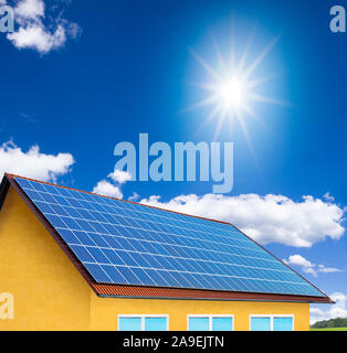 Sistema solare su edificio residenziale Foto Stock