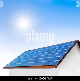 Pannelli solari sul tetto della casa Foto Stock