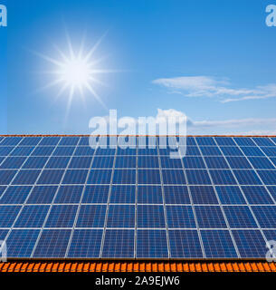 Pannelli solari sul tetto della casa Foto Stock