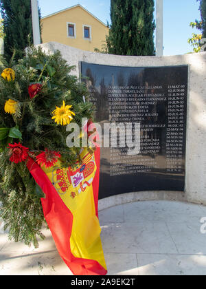 Stock Foto del monumento ai caduti soldati spagnoli di caschi blu con una bandiera spagnola e alcuni fiori a Mostar, Erzegovina Foto Stock