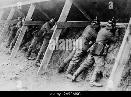 I tedeschi nei loro ben protetti trincee sulla frontiera belga che mostra gli uomini in atto di finalizzate alla loro nemico. 1917 - 1919 Foto Stock