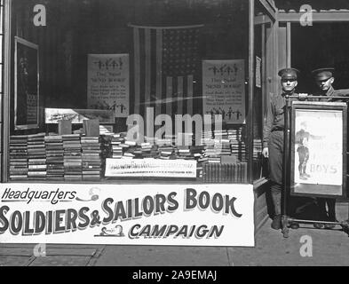 1918 - Mostra fotografica di alcuni dei libri raccolti dall'Università del Kentucky cadetti per soldati e marinai. Foto Stock