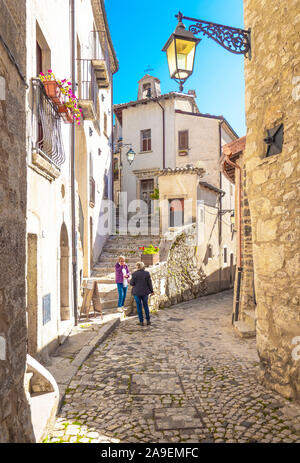 Parco nazionale d'Abruzzo, Lazio e Molise (Italia) - L'autunno con fogliame in italiano montagna riserva naturale, con piccole cittadine, animali selvatici Foto Stock