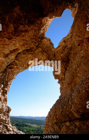 Vista attraverso La Roche Percée o roccia bucata oltre la campagna provenzale Mont Sainte-Victoire Riserva Naturale nr Aix-en-Provence Provenza Foto Stock