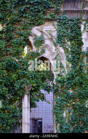 Lo stile orientale arco coperto di edera sul giardino Kiosk o Pavilion nel Parc de la Valbelle Valbelle o Parco Marseille Prado Foto Stock