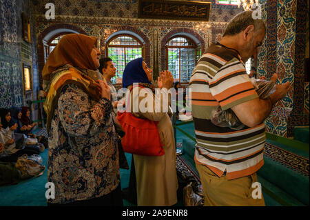 Le donne a pregare nel santuario di Abu Ayyub al-Ansari, Eyup la Moschea del Sultano, Istanbul, Turchia Foto Stock