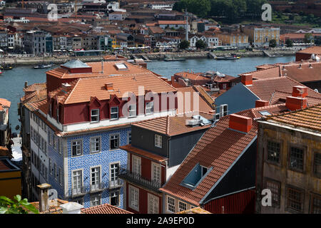 Porto, Portogallo - 26 Luglio 2019: vista panoramica della città di Porto, con il quartiere Ribeira e il fiume Douro, in Portogallo. Foto Stock