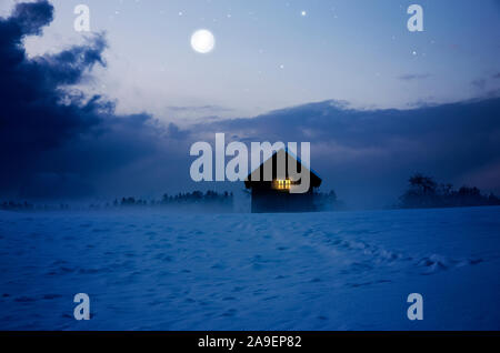 Capanna illuminata durante la luna piena Foto Stock