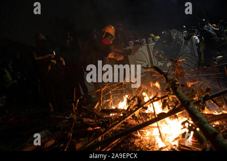 Impostazione dello studente fire per effettuare il cambio delle barricate. Un inedito battaglie all Università cinese di Hong Kong (CUHK). Hong Kong continua protesta sul suo quinto mesi. Un sciopero cittadine chiamato per iniziato lunedì 11 novembre, 2019 che ha portato le parti di Hong Kong per fermare come le stazioni MTR chiuso e più blocchi stradali sono state erette. Hong Kong, 12.11.2019 Foto Stock