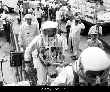 Gemini 5 primo equipaggio, Charles "Pete' Conrad e Gordon Cooper nel loro argento vestiti di pressione vengono accolti dai dipendenti come si fanno strada al launch pad. Foto Stock