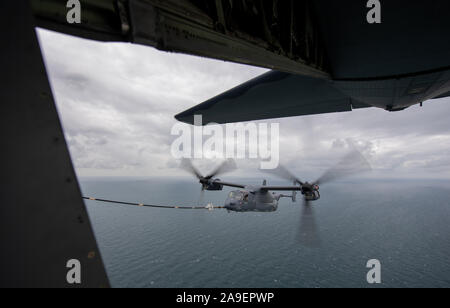Un US Air Force CV-22 Osprey dal 352 Special Operations Wing basato a RAF Mildenhall nel Suffolk, refuels da un MC-130J Commando II come essi volare basso sopra il mare del Nord durante un esercizio di punto in bianco. Foto Stock