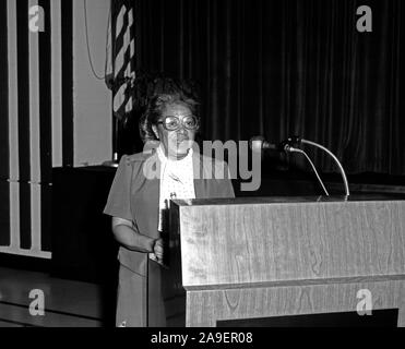 Federale di programma delle donne con Maria Jackson dando dei premi. Nel 1958 Maria Jackson diventò NASA prima femmina nero di ingegnere. Foto Stock