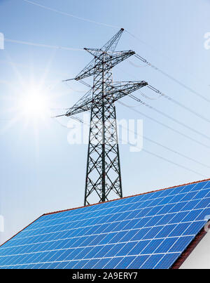 Pilone di elettricità e il sistema solare Foto Stock