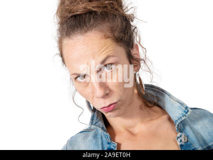 Arrabbiato ritratto di donna isolato su sfondo bianco Foto Stock