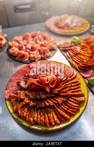 Un assortimento di affettati piastra gourmet, freschi affettati platter Foto Stock